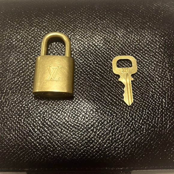 Louis Vuitton Authentic Lock and Key Set 321 - Picture 3 of 6